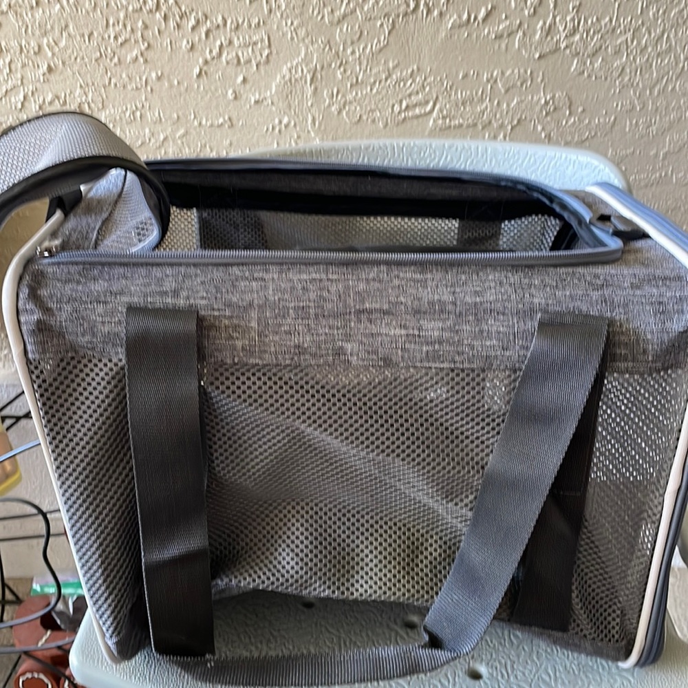 Pet carrier. Petisfam top load cat carrier for small to medium size cats.